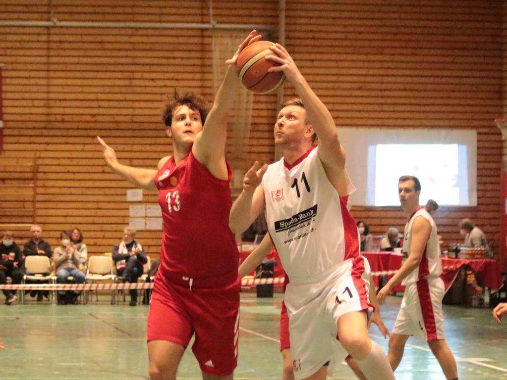 VfL-Kapitän und Abteilungsleiter Stefan Schmoll (re.) steuerte 23 Punkte zum Sieg bei und sprach nach Spielschluss noch nachdenkliche Worte.
VfL-Kapitän und Abteilungsleiter Stefan Schmoll (re.) steuerte 23 Punkte zum Sieg bei und sprach nach Spielschluss noch nachdenkliche Worte.