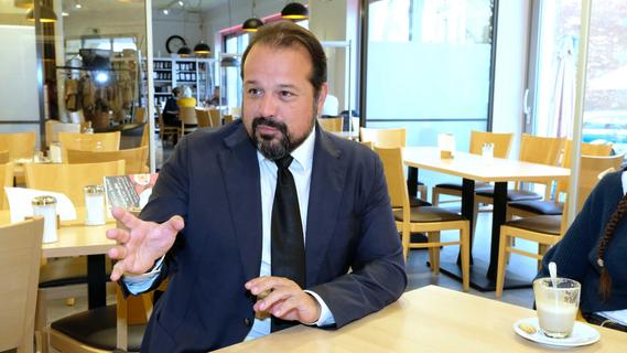 Er ist FDP-Stadtrat seit der Kommunalwahl 2020 und seit 2015 Ortsvorsitzender der Liberalen in der Großen Kreisstadt Forchheim: Tino Reichhardt. Der 43-Jährige ist selbstständig in der Wirtschafts- und Finanzberatung. In seiner Freizeit ist er für Musik, Fotographie, Architektur und kreatives Kochen zu begeistern. Das passt auch zu seinem Grünen-Gesprächspartner...
Er ist FDP-Stadtrat seit der Kommunalwahl 2020 und seit 2015 Ortsvorsitzender der Liberalen in der Großen Kreisstadt Forchheim: Tino Reichhardt. Der 43-Jährige ist selbstständig in der Wirtschafts- und Finanzberatung. In seiner Freizeit ist er für Musik, Fotographie, Architektur und kreatives Kochen zu begeistern. Das passt auch zu seinem Grünen-Gesprächspartner...