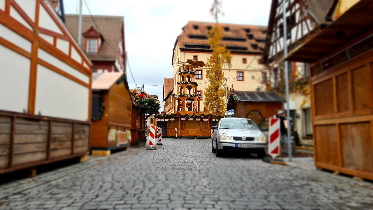 Wie eine leere Bühne für ein Fest, das niemals stattgefunden hat: die Sattlertorstraße mit den geschlossenen Marktbuden. Die Glühweinpyramide in der Mitte soll aber vorerst stehen bleiben. 