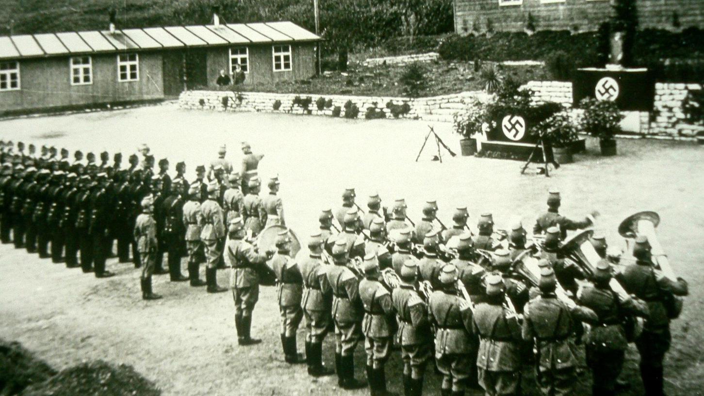 Unterm Hakenkreuz: Eine Vereidigungs-Zeremonie der Polizeischule 1938 am „Weißen Haus“ von Ebermannstadt. Unterm Hakenkreuz: Eine Vereidigungs-Zeremonie der Polizeischule 1938 am „Weißen Haus“ von Ebermannstadt.