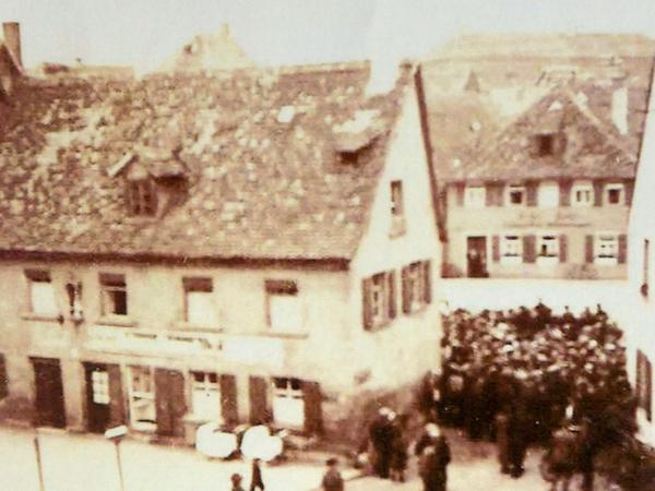 Die Pogromnacht am 9. November. Am nächsten Tag sieht eine Schar Forchheimer bei der Zerstörung der jüdischen Synagoge in der Wiesentstraße zu.