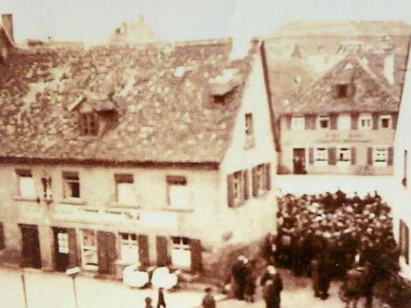 Die Pogromnacht am 9. November. Am nächsten Tag sieht eine Schar Forchheimer bei der Zerstörung der jüdischen Synagoge in der Wiesentstraße zu.
Die Pogromnacht am 9. November. Am nächsten Tag sieht eine Schar Forchheimer bei der Zerstörung der jüdischen Synagoge in der Wiesentstraße zu.