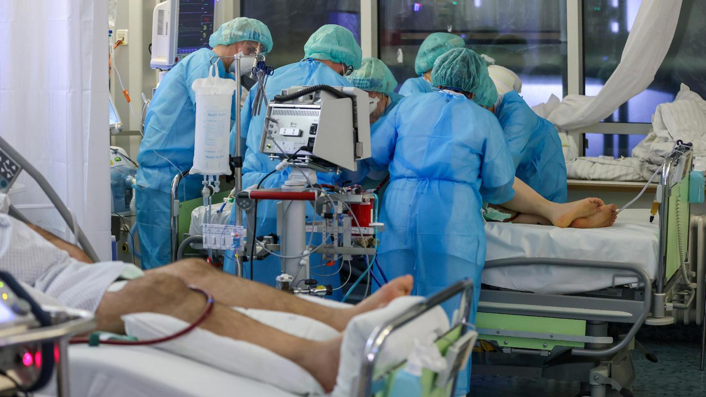 Ein Facharzt und fünf Intensivpfleger drehen einen Covid-19-Patienten auf der Intensivstation der Leipziger Uniklinik in die Bauchlage.
Ein Facharzt und fünf Intensivpfleger drehen einen Covid-19-Patienten auf der Intensivstation der Leipziger Uniklinik in die Bauchlage.