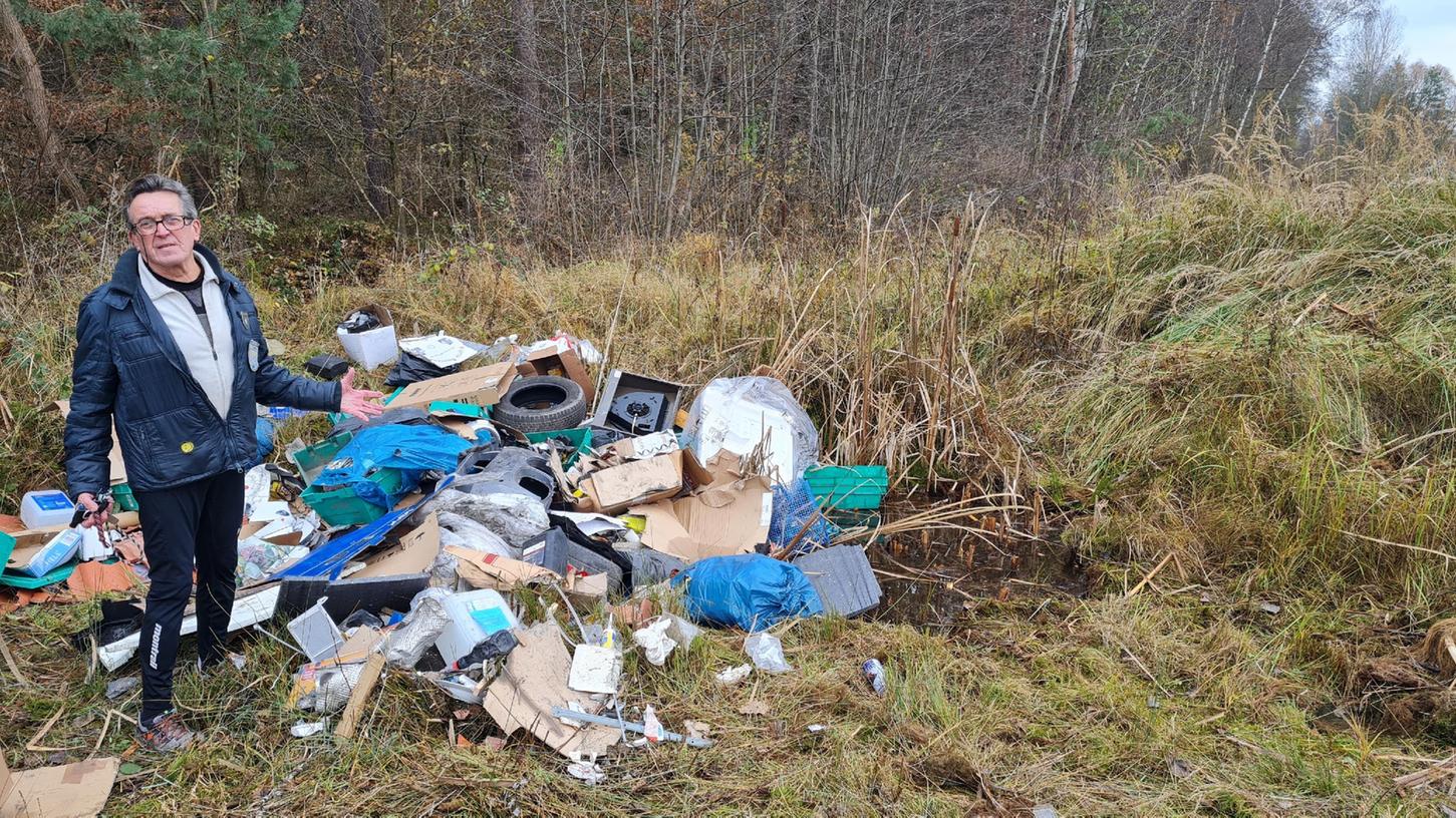 Naturschutzwächter Günter Heckl ist entsetzt: Unbekannte haben Sondermüll in ein Naturschutzgebiet am Eibacher Forst entsorgt. Der städtische Mitarbeiter schaltete die Polizei ein.