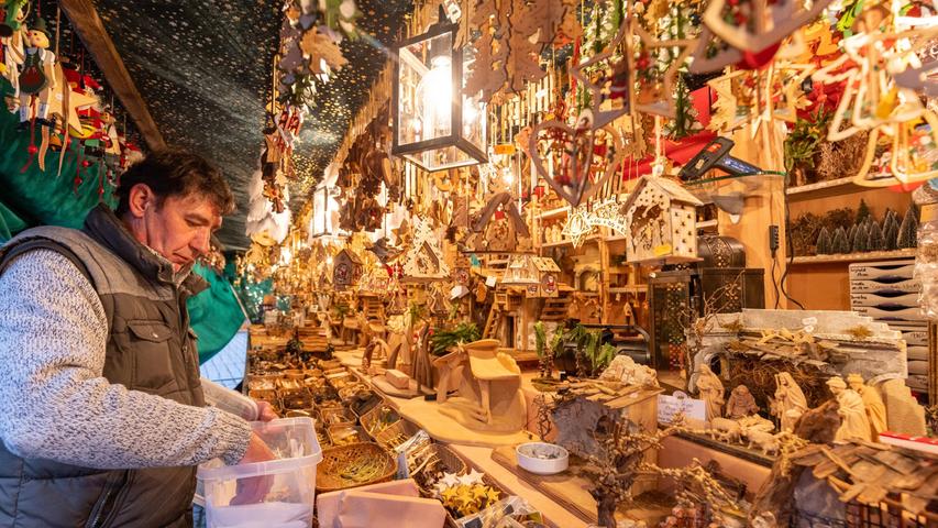 Das schöne Leuchten wird in diesem Winter auf dem Hauptmarkt fehlen, die Standbetreiber haben ihre Ware schon wieder eingepackt.
Das schöne Leuchten wird in diesem Winter auf dem Hauptmarkt fehlen, die Standbetreiber haben ihre Ware schon wieder eingepackt.