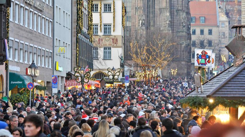 Once upon a time - gab es den Christkindlesmarkt mal ohne Abstandsregeln.
Once upon a time - gab es den Christkindlesmarkt mal ohne Abstandsregeln.