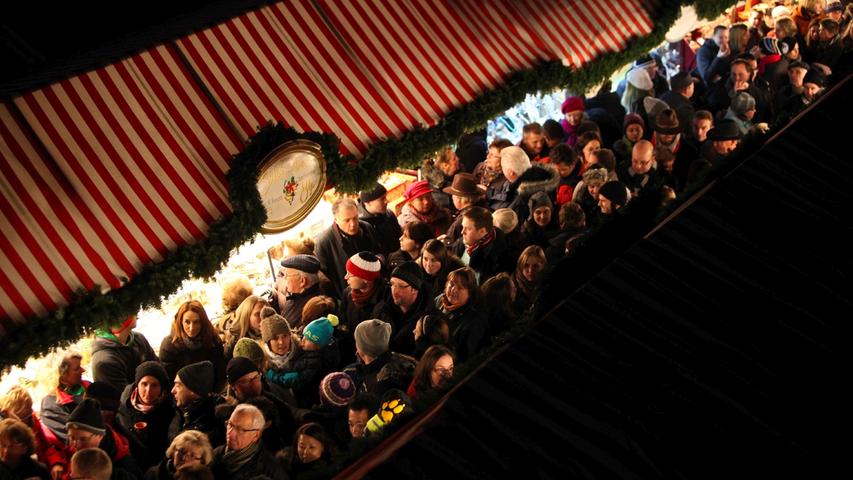 Zusammengepresst wie "Drei im Weckla": die Besucher des Christkindlesmarktes.