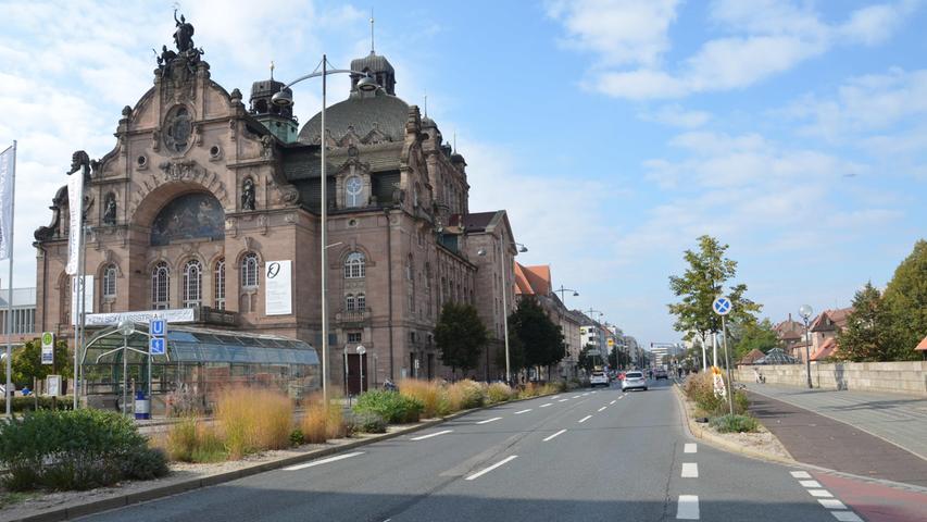 Das Nürnberger Opernhaus muss saniert werden, daran führt kein Weg mehr vorbei. Nach aktuellen Schätzungen (Stand: November 2021) wird das runde 500 Millionen Euro kosten. Das Nürnberger Opernhaus muss saniert werden, daran führt kein Weg mehr vorbei. Nach aktuellen Schätzungen (Stand: November 2021) wird das runde 500 Millionen Euro kosten.