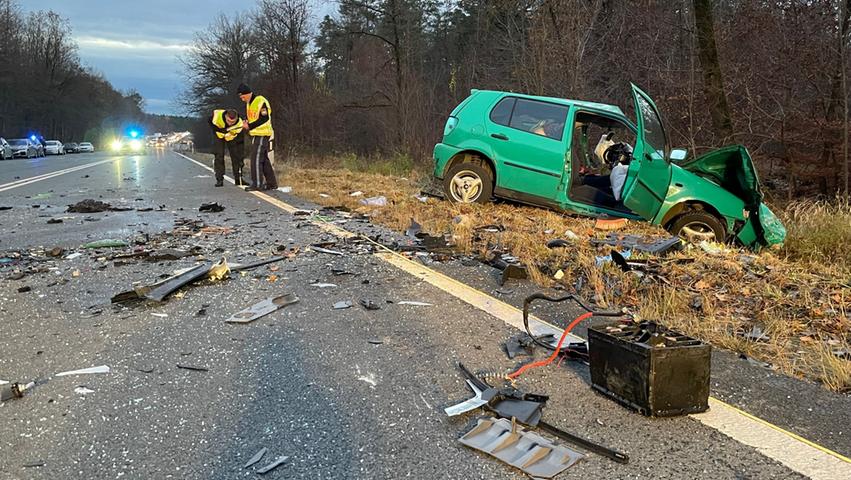 Der Fahrer des entgegenkommenden Autos starb noch an der Unfallstelle.