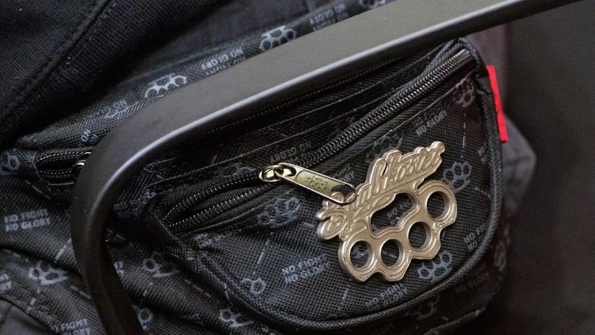Während des NSU-Prozesses in München trug André Eminger eine Hüfttasche mit der mehrfachen Aufschrift "No Fight - No Glory" und einem Metall-Logo in Form eines Schlagrings mit der Überschrift "Spaß kostet".