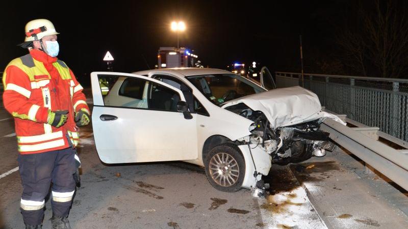 Beide Autos wurden bei dem Frontalzusammenstoß total beschädigt. Foto: Fritz-Wolfgang Etzold