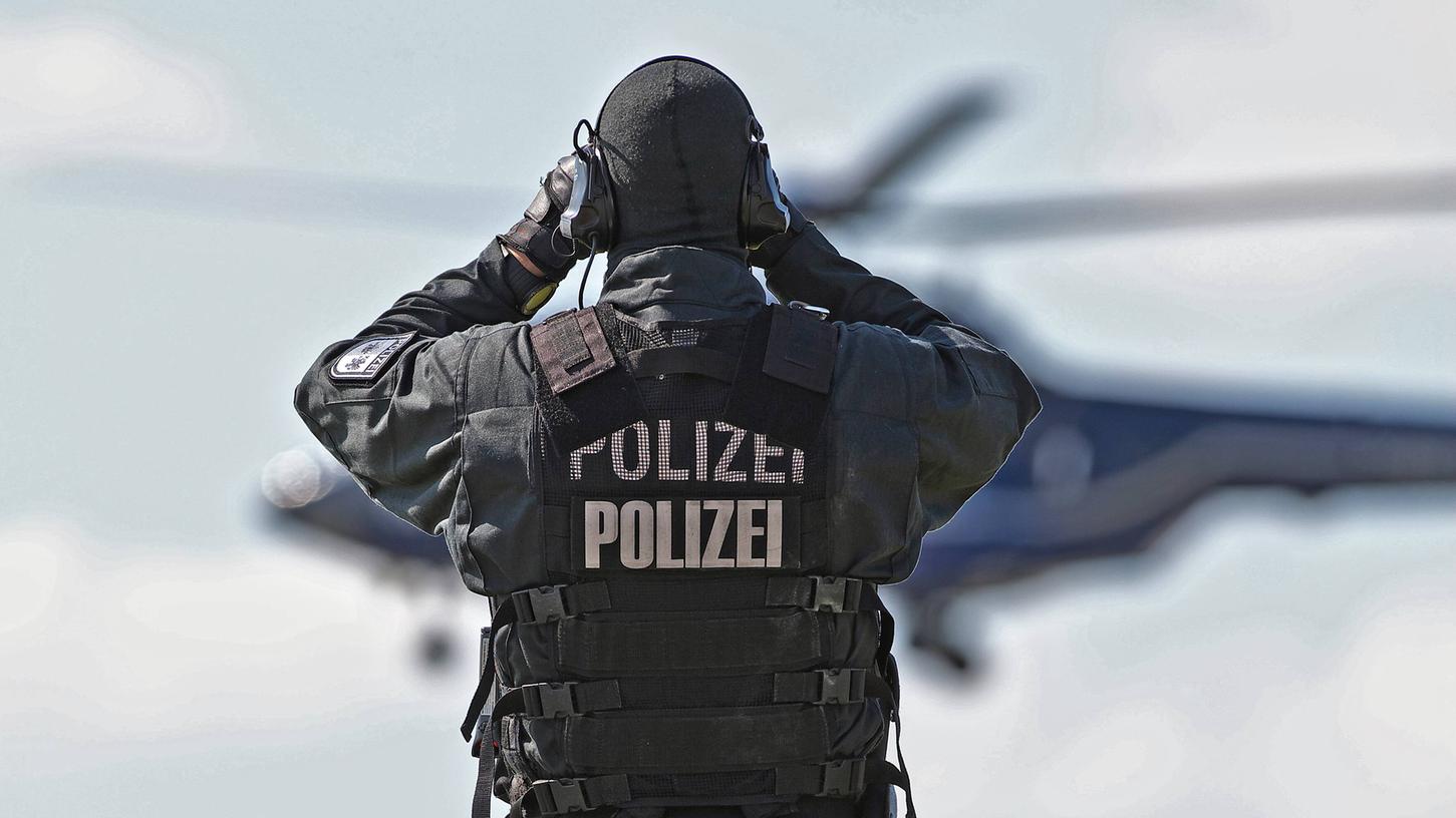Bei der Fahndung nach dem Messerangreifer unterstützte ein Polizeihubschrauber. Aufgrund der unklaren Hintergründe und der Bewaffnung des Täters wurde auch das SEK hinzugezogen. (Symbolbild)
Bei der Fahndung nach dem Messerangreifer unterstützte ein Polizeihubschrauber. Aufgrund der unklaren Hintergründe und der Bewaffnung des Täters wurde auch das SEK hinzugezogen. (Symbolbild)