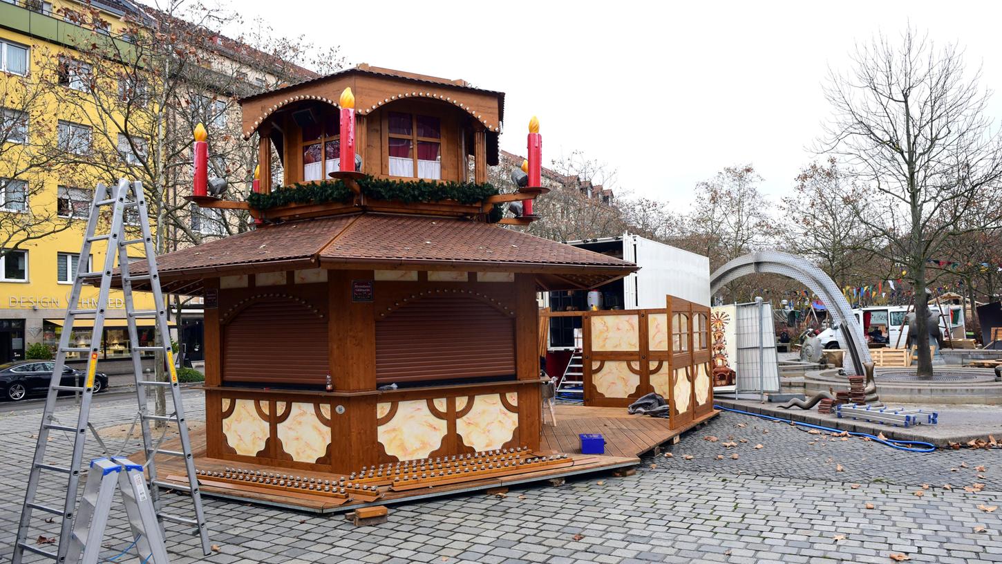 Geschlossen: Die Weihnachtspyramide am Paradiesbrunnen verschwindet ebenfalls. Der Abbau begann am Montag. Geschlossen: Die Weihnachtspyramide am Paradiesbrunnen verschwindet ebenfalls. Der Abbau begann am Montag.