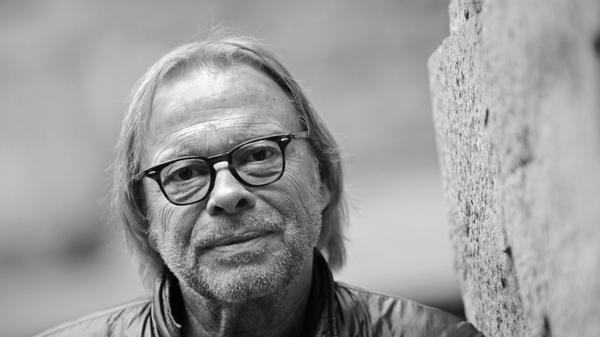 Der Schauspieler, Sänger und Regisseur Volker Lechtenbrink starb im Alter von 77 Jahren am Montag im Kreise seiner Familie an den Folgen einer schweren Erkrankung, wie seine Agentur und das Ernst-Deutsch-Theater in Hamburg mitteilten.