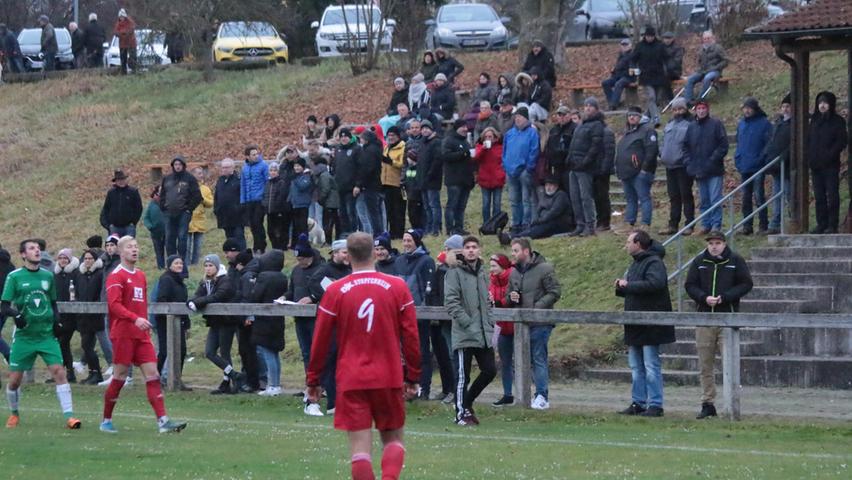Über 200 Zuschauer kamen zum Stopfenheimer Sportplatz, um das Landkreisderby gegen Wettelsheim zu sehen.
Über 200 Zuschauer kamen zum Stopfenheimer Sportplatz, um das Landkreisderby gegen Wettelsheim zu sehen.