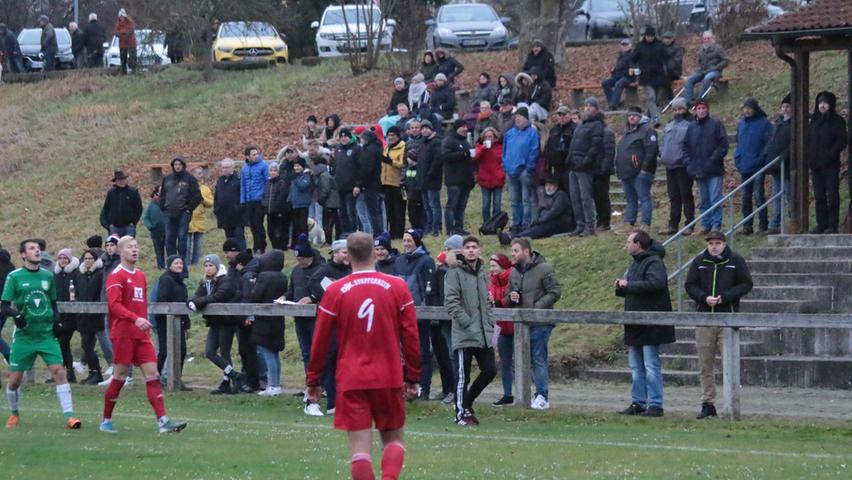 Über 200 Zuschauer kamen zum Stopfenheimer Sportplatz, um das Landkreisderby gegen Wettelsheim zu sehen.