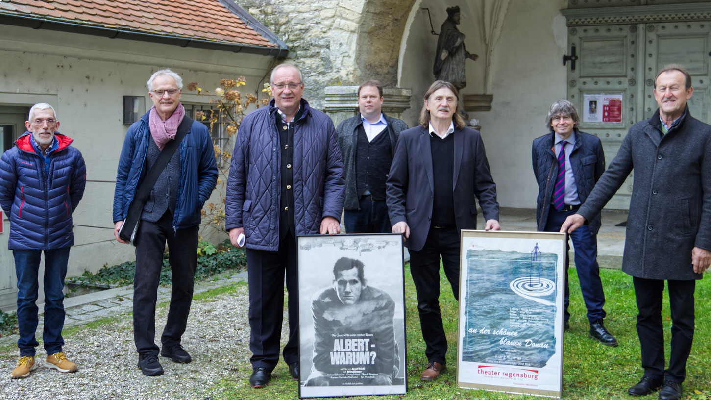 Bezirkstagspräsident Franz Löffler (3.v.li.) und medbo Vorstand Dr. Dr. Helmut Hausner (2.v.re.) bedanken sich bei Regisseur Josef Rödl (3.v.re.) für die Sachspende. Weiter im Bild: Kurator Bruno Feldmann (li.), Bezirksrat Richard Gaßner (re.), Bezirksheimatpfleger Dr. Tobias Appl (Mitte) und Bruno Lehmeier (2.v.li.). Bezirkstagspräsident Franz Löffler (3.v.li.) und medbo Vorstand Dr. Dr. Helmut Hausner (2.v.re.) bedanken sich bei Regisseur Josef Rödl (3.v.re.) für die Sachspende. Weiter im Bild: Kurator Bruno Feldmann (li.), Bezirksrat Richard Gaßner (re.), Bezirksheimatpfleger Dr. Tobias Appl (Mitte) und Bruno Lehmeier (2.v.li.).