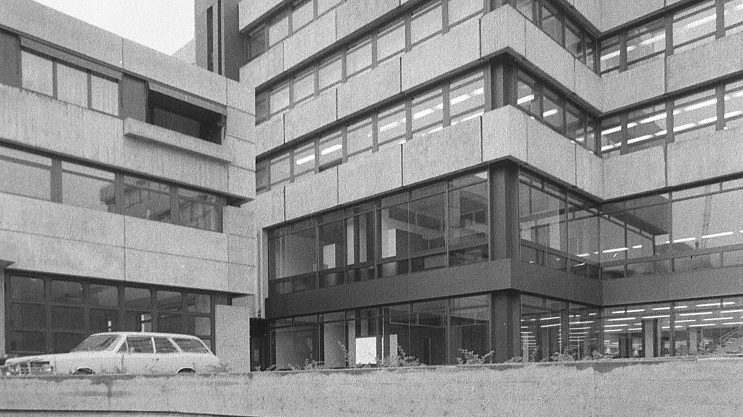 Ein Gebäude im Stil der neuen Zeit nannte OBM Dr. Urschlechter den Neubau der AOK am Frauentorgraben 49. Bis dahin sei dieses ehemalige Gelände des Industrie- und Kulturvereins ein wunder Punkt im Nürnberger Nachkriegs-Städtebild gewesen. Ein Gebäude im Stil der neuen Zeit nannte OBM Dr. Urschlechter den Neubau der AOK am Frauentorgraben 49. Bis dahin sei dieses ehemalige Gelände des Industrie- und Kulturvereins ein wunder Punkt im Nürnberger Nachkriegs-Städtebild gewesen.