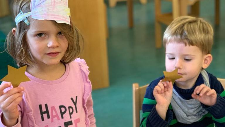 Gemeinsam mit ihren Erzieherinnen und Erziehern basteln die Kinder des Gerhardinger Kinderhauses Sterne, die dann für einen guten Zweck in Forchheimer Geschäften verkauft werden. 