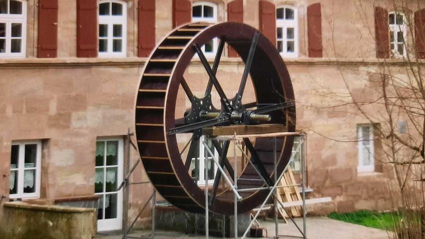 Ein Bild aus dem Jahr 2010. Es zeigt das Mühlrad aus Holz, das Uwe Stahl selbst gebaut hat.