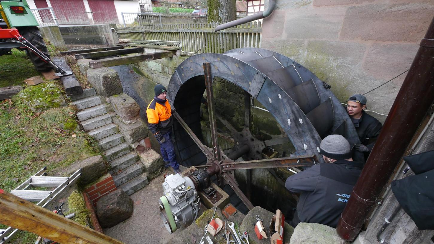 Montagnachmittag: Das stählerne Mühlrad wird montiert.
Montagnachmittag: Das stählerne Mühlrad wird montiert.