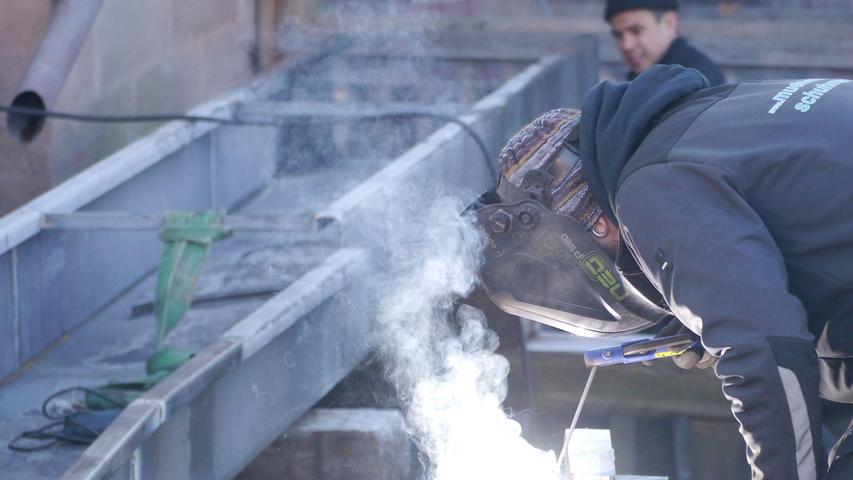 Dienstagvormittag: Der 80 Zentimeter breite Zulauf zum Mühlrad wird noch verschweißt.