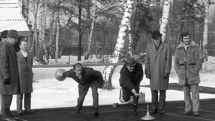 Am Samstag wird der Oberbürgermeister mit einem kräftigen Schub die erste Allwetter-Eisstockbahn aus Spezialasphalt in Nürnberg einweihen. Hier geht es zum Kalenderblatt vom 25. November 1971: Daubenjagd auf Asphalt.