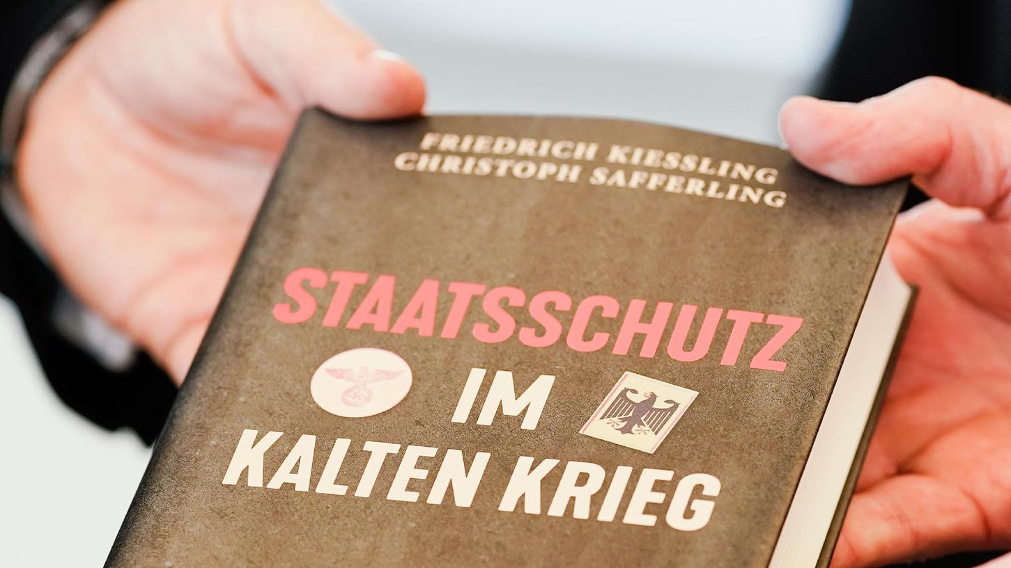 Für die Studie konnten die Autoren auch bisher als "geheim" geltende Akten einsehen. Für die Studie konnten die Autoren auch bisher als "geheim" geltende Akten einsehen.