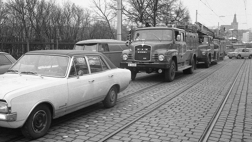 Nürnbergs Feuerwehr wird ab nächstem Jahr zumindest mit einem Teil ihrer Fahrzeuge auf grüner Welle ungehindert zum Einsatzort fahren können. Hier geht es zum Kalenderblatt vom 26. November 1971: Grüne Welle für Berufs-Feuerwehr.
