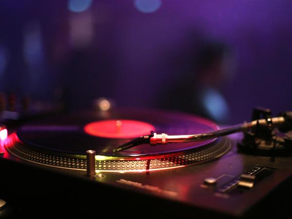 Das letzte Lied ist erst mal gespielt. Vom 24. November bis 15. Dezember müssen Diskotheken, Clubs, Bars und Schankwirtschaften angesichts der steigenden Corona-Infektionszahlen in Bayern schließen.
Das letzte Lied ist erst mal gespielt. Vom 24. November bis 15. Dezember müssen Diskotheken, Clubs, Bars und Schankwirtschaften angesichts der steigenden Corona-Infektionszahlen in Bayern schließen.