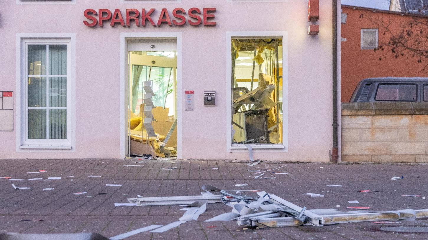 Die Explosion feuerte Teile des Fensters aus der Sparkassen-Filiale mehrere Meter auf die Straße.