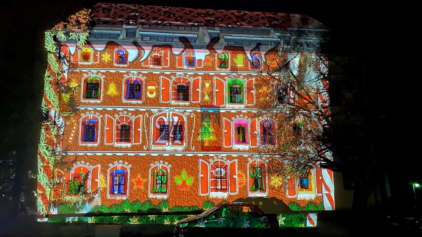 Der digitale Adventskalender, der an die Fassade der Kaiserpfalz geworfen wird, wird bald erleuchten. Der digitale Adventskalender, der an die Fassade der Kaiserpfalz geworfen wird, wird bald erleuchten.