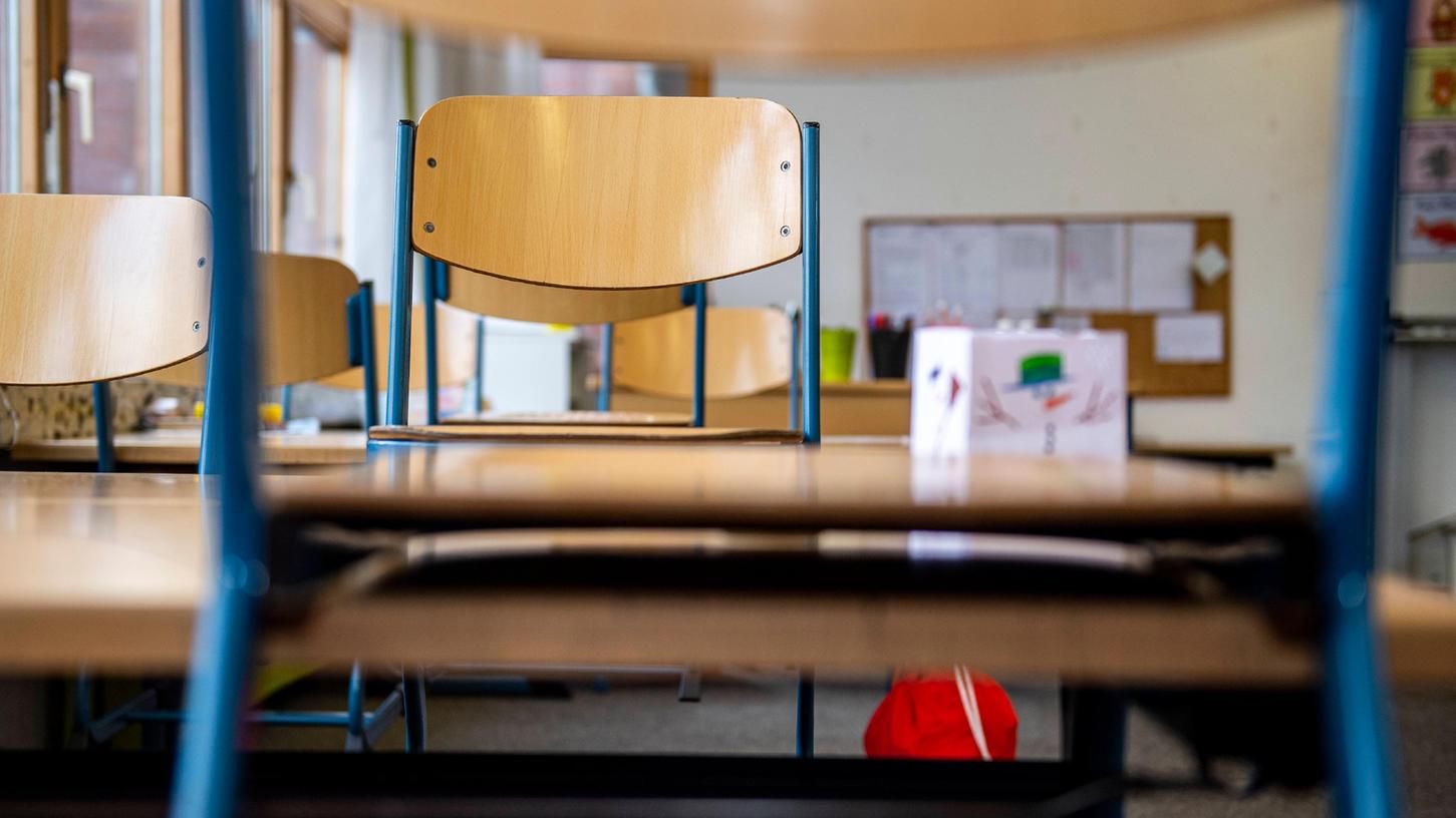 Keine Schule, weil Lehrer fehlen? Wird in Deutschland wohl immer häufiger vorkommen. Bis 2025 fehlen tausende Lehrkräfte.
Keine Schule, weil Lehrer fehlen? Wird in Deutschland wohl immer häufiger vorkommen. Bis 2025 fehlen tausende Lehrkräfte.