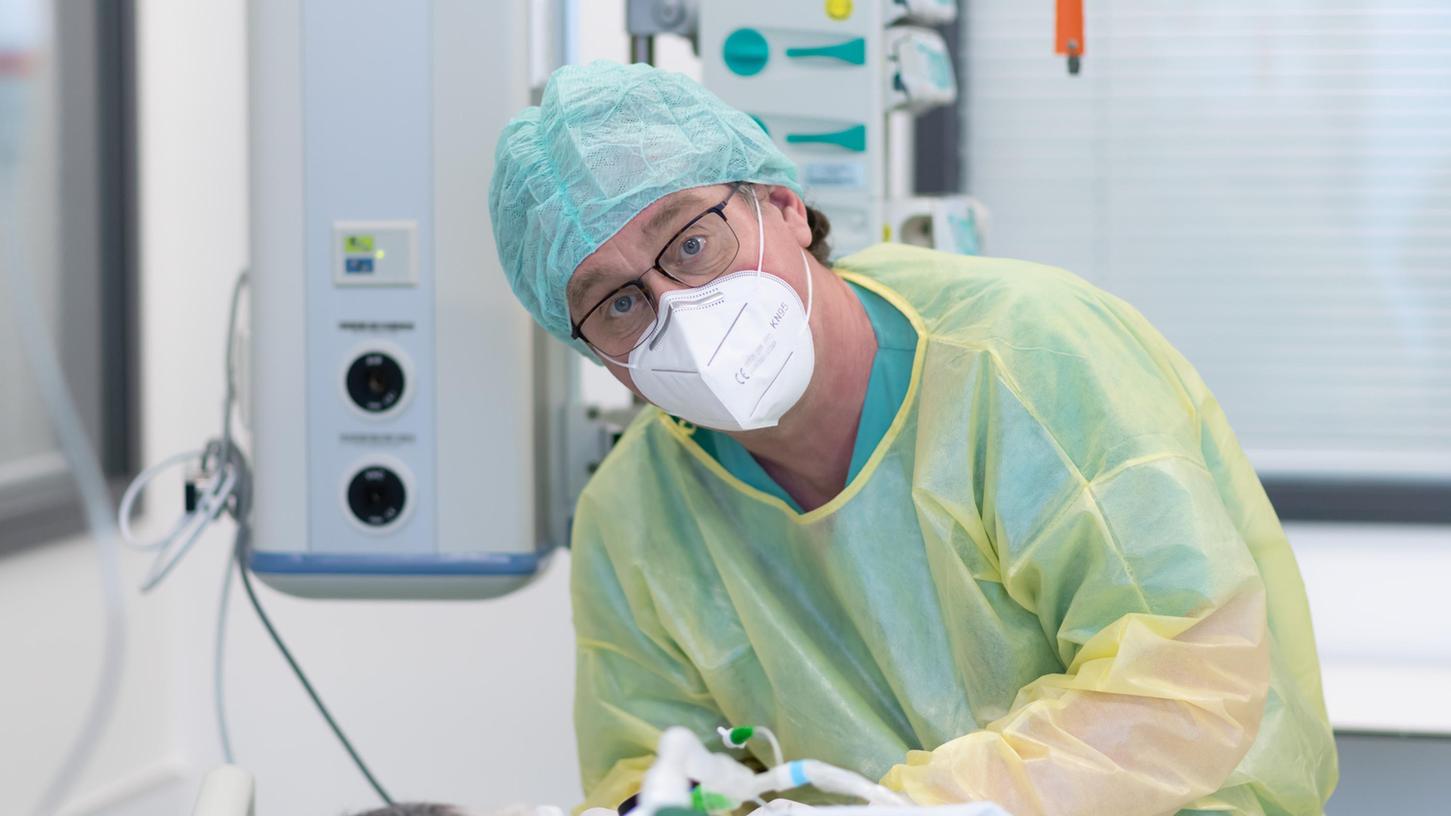 Der Intensivpfleger Gerald Hohmann arbeitet im Universitätsklinikum Erlangen auf einer Covid-Station. 
