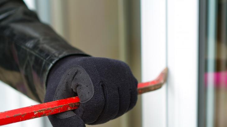 Nach den Einbrüchen flüchtete der Tatverdächtige. Polizisten konnten ihn jedoch nach einer Fahndung festnehmen.
Nach den Einbrüchen flüchtete der Tatverdächtige. Polizisten konnten ihn jedoch nach einer Fahndung festnehmen.