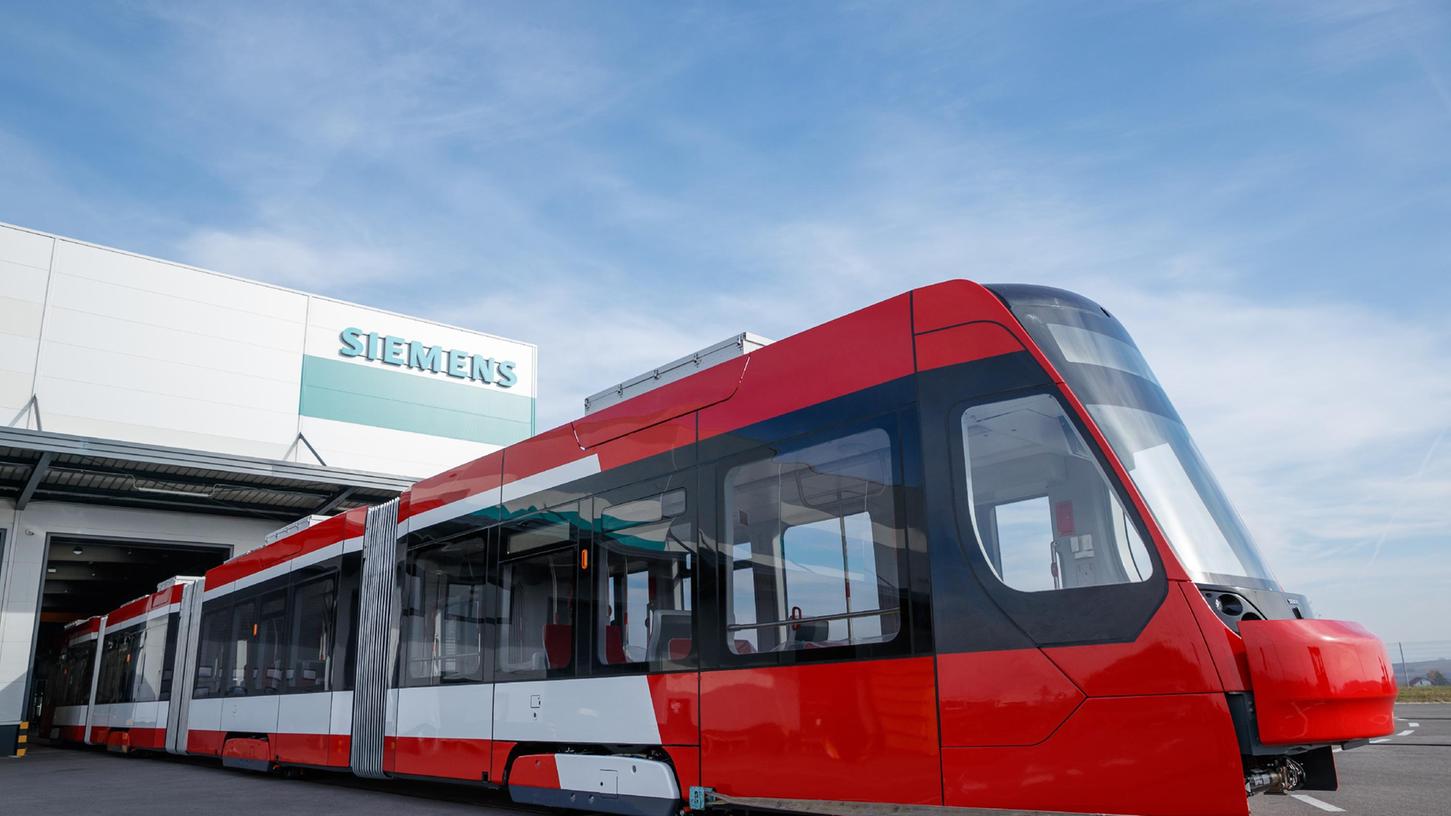 Nürnbergs erste neue Straßenbahn vom Typ Avenio ist vom Siemens-Werk in Serbien ins Siemens-Testcenter Wegberg-Wildenrath in Nordrhein-Westfalen gebracht worden.