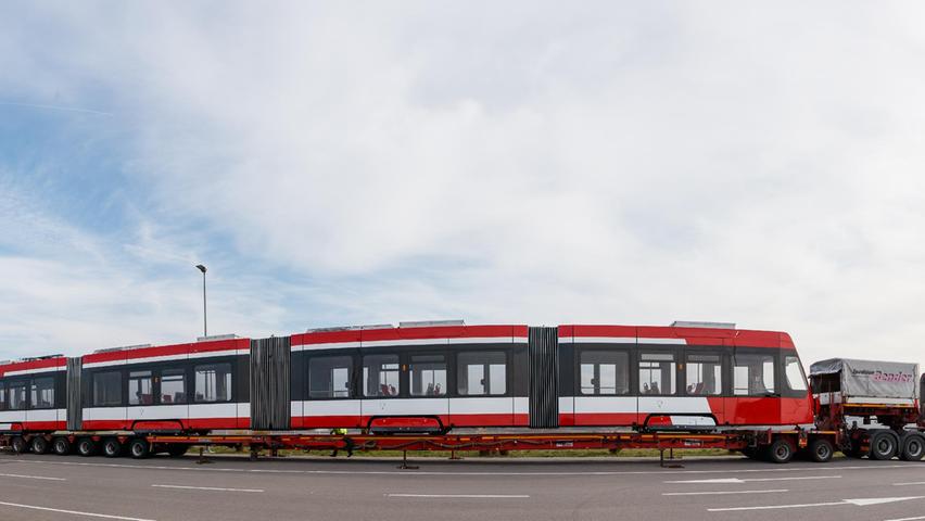 Nicht per Schiene, sondern auf Rädern wurde die neue Straßenbahn ins Testcenter gebracht.
Nicht per Schiene, sondern auf Rädern wurde die neue Straßenbahn ins Testcenter gebracht.