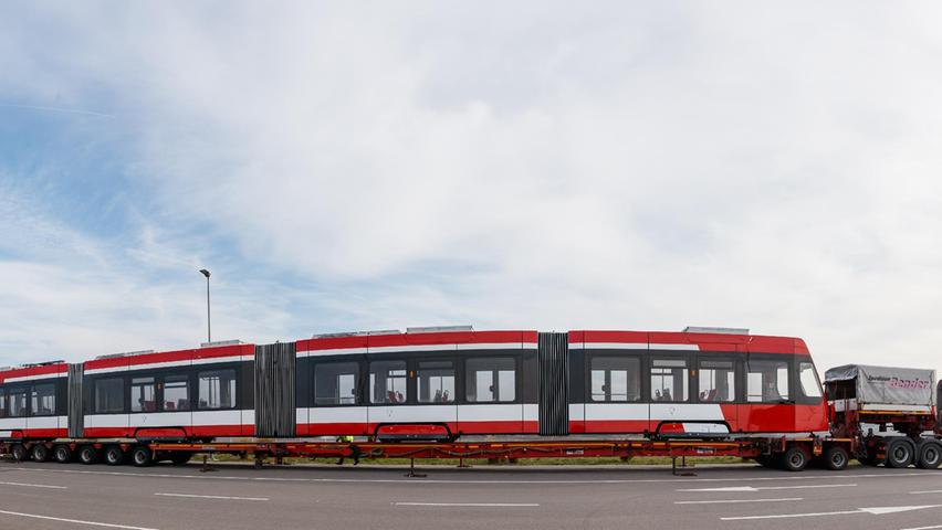 Nicht per Schiene, sondern auf Rädern wurde die neue Straßenbahn ins Testcenter gebracht.