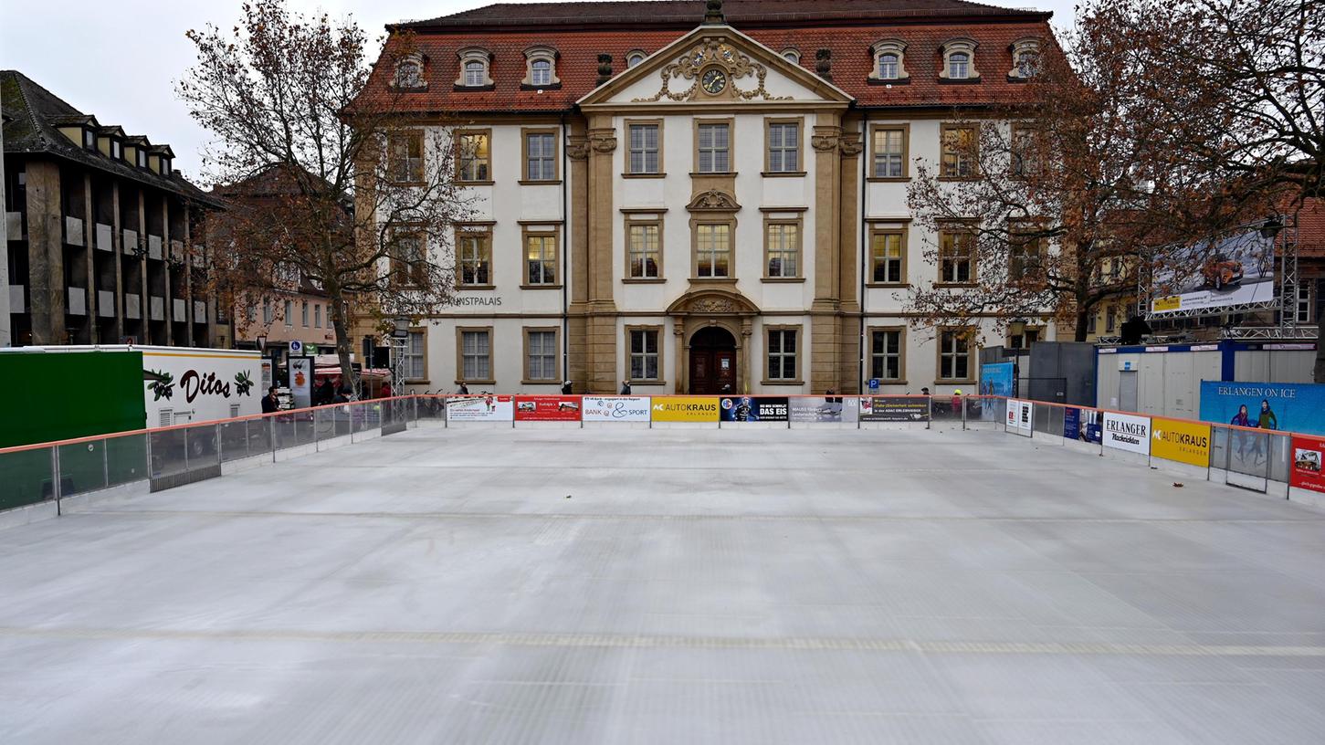 Die Eisbahn am Marktplatz in Erlangen wurde zwar aufgebaut und auch das Eis ist vorhanden, doch sie darf nicht genutzt werden.