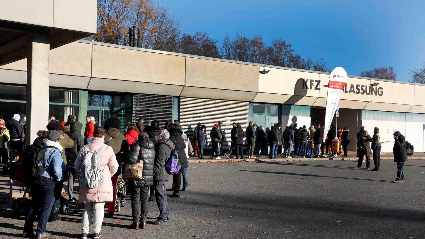 Noch immer sind die Schlangen vorm Impfzentrum in der Großreuther Straße morgens, wenn ohne Termin geimpft wird, lang.