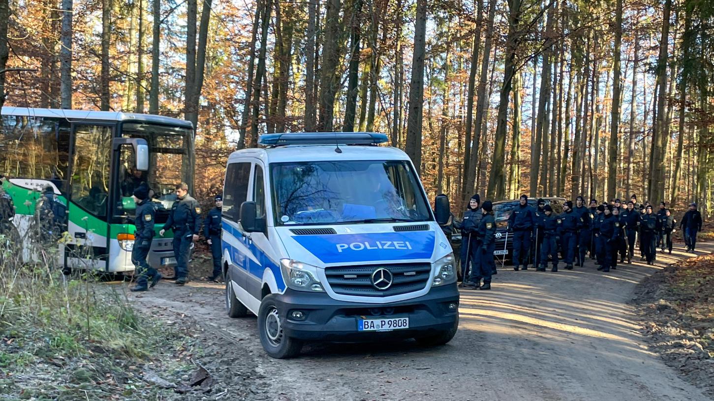 Polizisten und Einsatzfahrzeuge stehen in einem Waldstück bei Kipfenberg. Dort wurde am Dienstag ein Knochen der seit 1995 vermissten Sonja Engelbrecht gefunden.