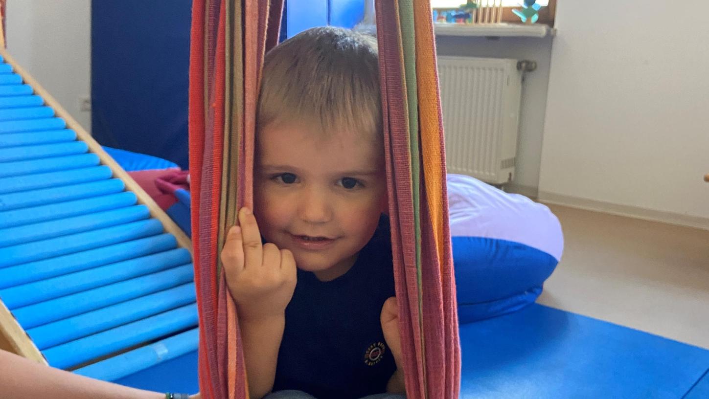 John leidet unter frühkindlichem Autismus. Er bekommt unter anderem eine Musiktherapie, die die Kinderschicksale finanzieren.
John leidet unter frühkindlichem Autismus. Er bekommt unter anderem eine Musiktherapie, die die Kinderschicksale finanzieren.