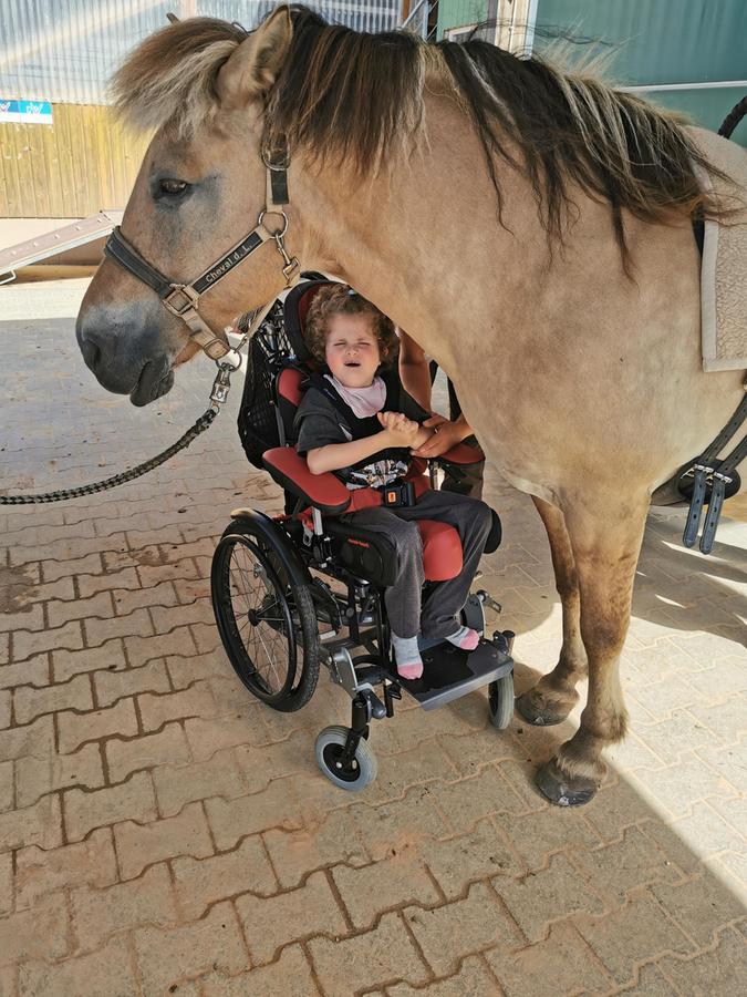 Carla profitiert von einer Reittherapie. Diese tut ihr sehr gut.