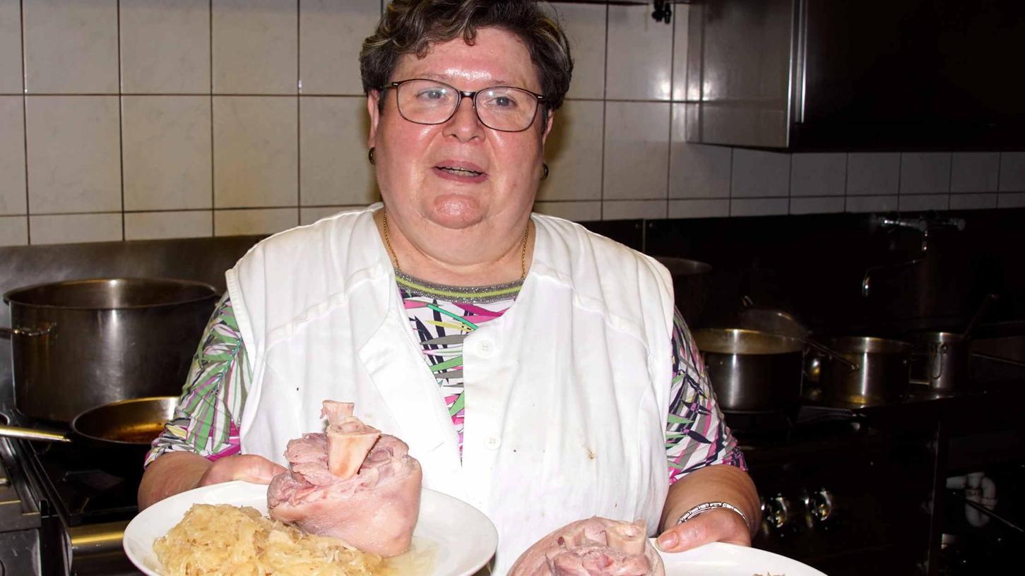 So war es noch vor wenigen Wochen. Während der Gunzenhäuser Kirchweihtage war auf dem Schießwasen nichts los. In der Südstadt dagegen, bei Heidi Eiden, hatte die Chefin jede Menge zu tun. Inzwischen ist sie zur Ruheständlerin geworden.
So war es noch vor wenigen Wochen. Während der Gunzenhäuser Kirchweihtage war auf dem Schießwasen nichts los. In der Südstadt dagegen, bei Heidi Eiden, hatte die Chefin jede Menge zu tun. Inzwischen ist sie zur Ruheständlerin geworden.