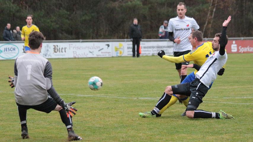 Der SC Stirn (in Gelb) setzte sich im Verfolgerkampf und Derby der A-Klasse West gegen den SV Großweingarten mit 1:0 durch.