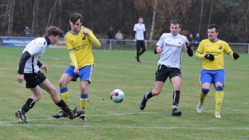 Der SC Stirn (in Gelb) setzte sich im Verfolgerkampf und Derby der A-Klasse West gegen den SV Großweingarten mit 1:0 durch.