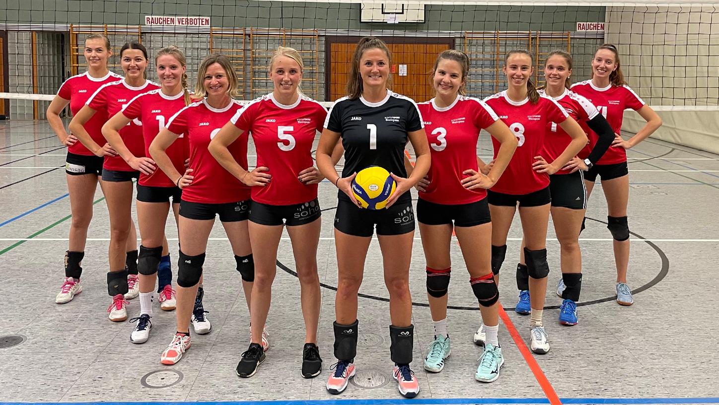 Die Weißenburger Volleyball-Damen sind auf Erfolgskurs und haben bislang alle Saisonspiele in der Bezirksliga gewonnen. Von links: Spielertrainerin Carolin Lauche, Theresa Forster, Sarah Schiebsdat, Anne Eberle, Jana Jordan, Alexandra Mock, Maike Hemmeter, Theresa Eckert, Jennifer Tuschl und Jennifer Schiebsdat. 