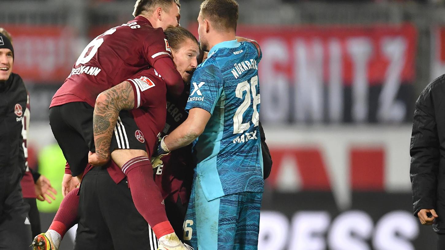 Auf breiten Schultern zum Aufstieg? Manuel Schäffler kann dem Club auch nach Einwechslungen helfen.
Auf breiten Schultern zum Aufstieg? Manuel Schäffler kann dem Club auch nach Einwechslungen helfen.