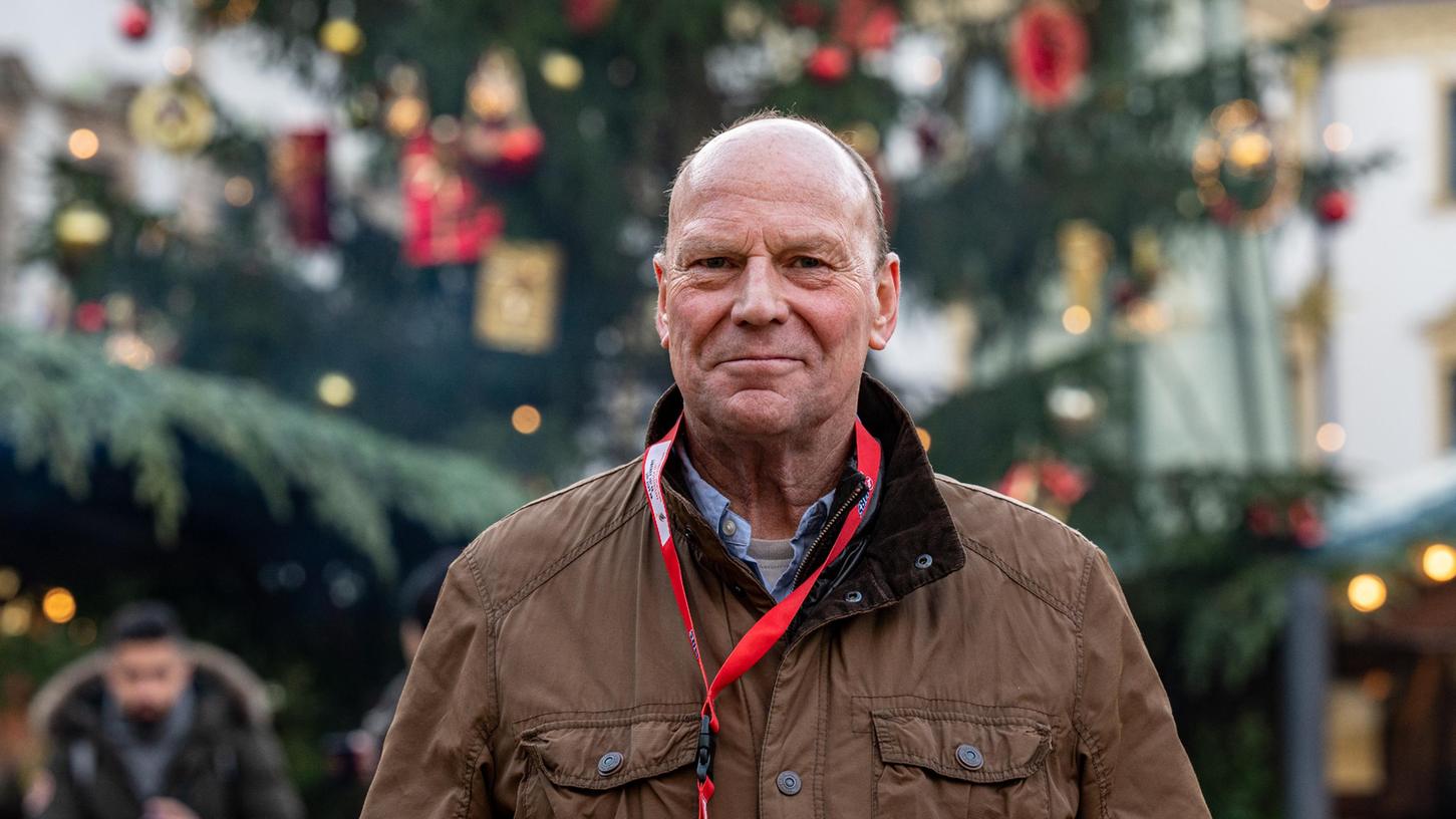 Auch der Weihnachtsmarkt im Innenhof von Schloss Thurn und Taxis in Regensburg muss ab Mittwoch geschlossen bleiben. Veranstalter Peter Kittel will aber noch nicht aufgeben.
Auch der Weihnachtsmarkt im Innenhof von Schloss Thurn und Taxis in Regensburg muss ab Mittwoch geschlossen bleiben. Veranstalter Peter Kittel will aber noch nicht aufgeben.