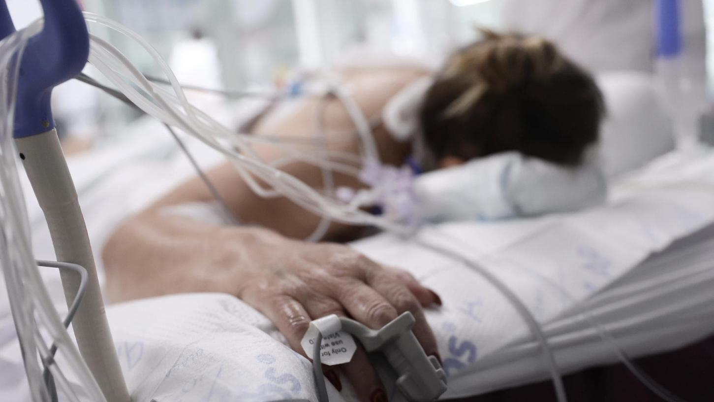 Schläuche, Sensoren, Beatmungsgerät: Eine Corona-Patientin liegt auf der Intensivstation. Aufgrund der steigenden Fallzahlen geraten Bayerns Krankenhäuser an ihre Grenzen.